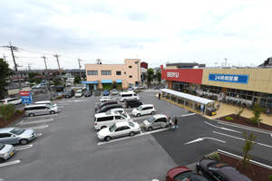 薬円台西友さんの駐車場が無料でご利用できます。